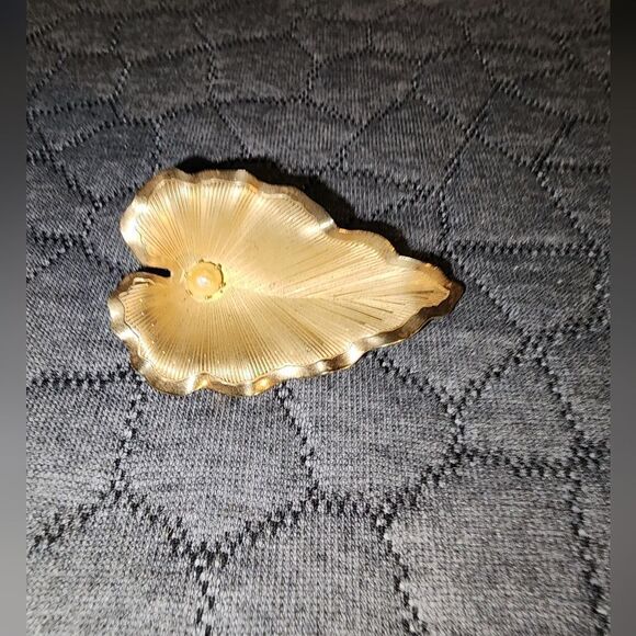 Gold Leaf-Shaped Brooch - Picture 1 of 5